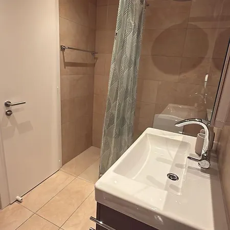 Entier Avec Terrasse Et Jardin